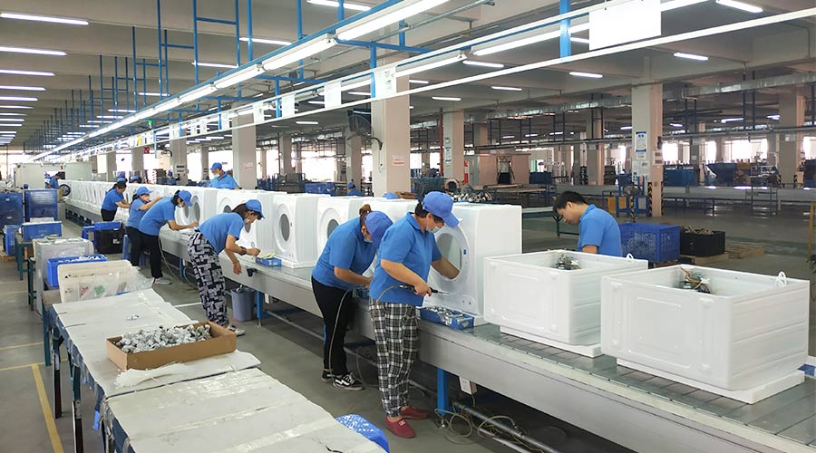 高效率！員工們忙碌地開展巴西客戶的衣物烘干機(jī)生產(chǎn)工作