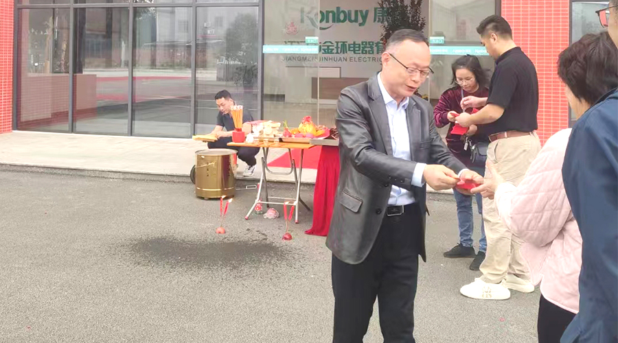 開工好兆頭！金環(huán)電器為全體員工發(fā)放紅包福利！