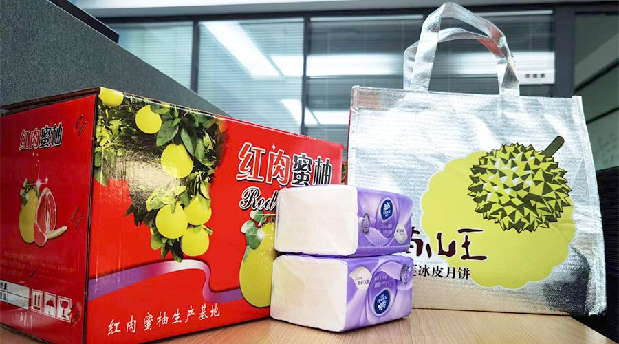 迎中秋 送關懷！金環(huán)電器給員工們派發(fā)中秋禮包