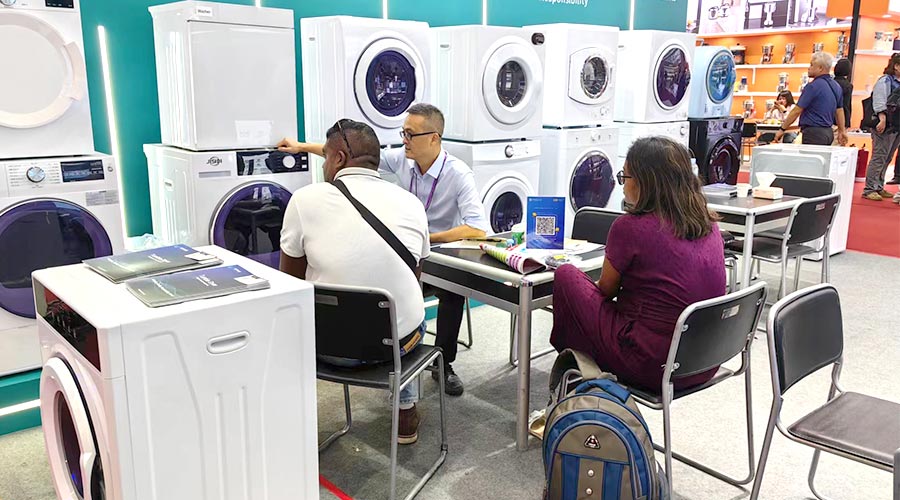 廣交會(huì)參展第一天！金環(huán)電器吸引國內(nèi)外客戶參觀交流