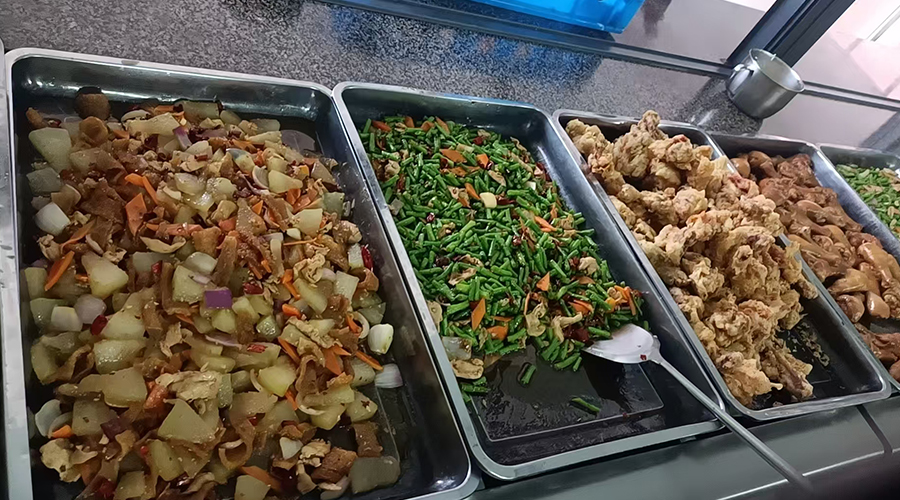 盛夏的來(lái)臨，金環(huán)電器關(guān)懷工人飲食