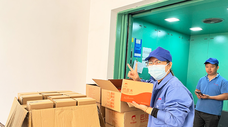 喜笑顏開！三八婦女節(jié)  金環(huán)電器發(fā)放禮品暖人心